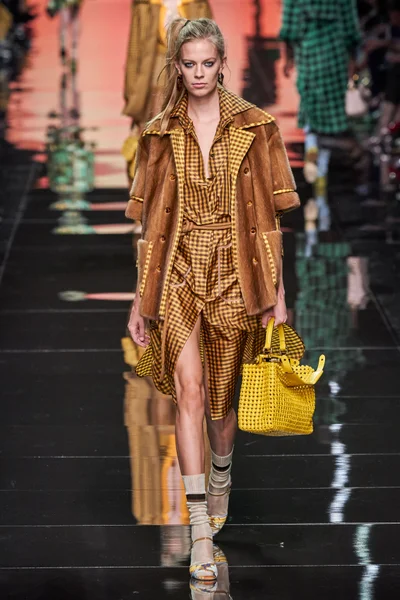 Look 10